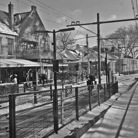 Hotelhuisje #a 別荘 Warmenhuizen